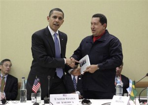 Em 2009, o presidente Hugo Chávez presenteou Barack Obama com um exemplar de As Veias Abertas da América Latina (fonte: Associated Press)